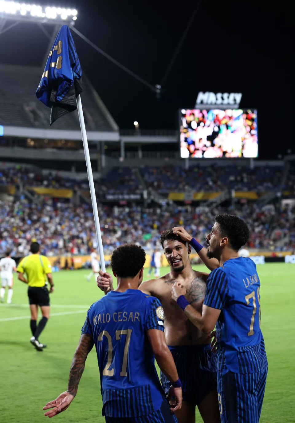 狂降7500万欧!前曼城天才边锋8场进1球,状态光速下滑,令人唏嘘的简单介绍 第2张