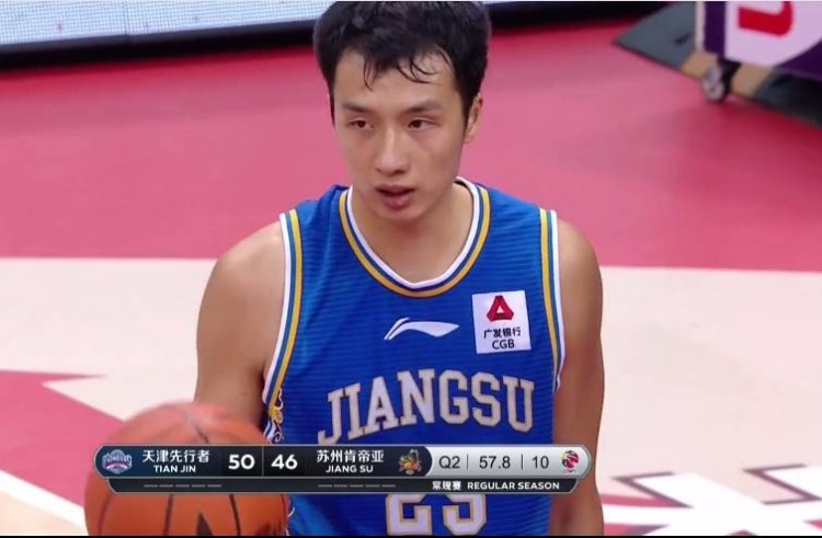 包含郑祺龙出战19分钟，6中3得到6分6篮板2失误的词条