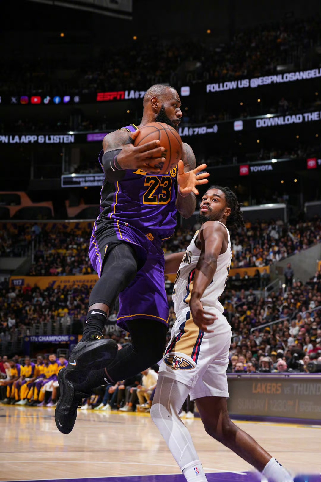 包含湖人主场迎战鹈鹕，詹姆斯继续带领球队争取胜利的词条