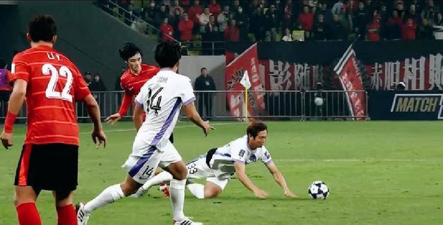 乌龙、送点球,武汉三镇2-2憾平成都蓉城,都发生了些什么?的简单介绍 第1张