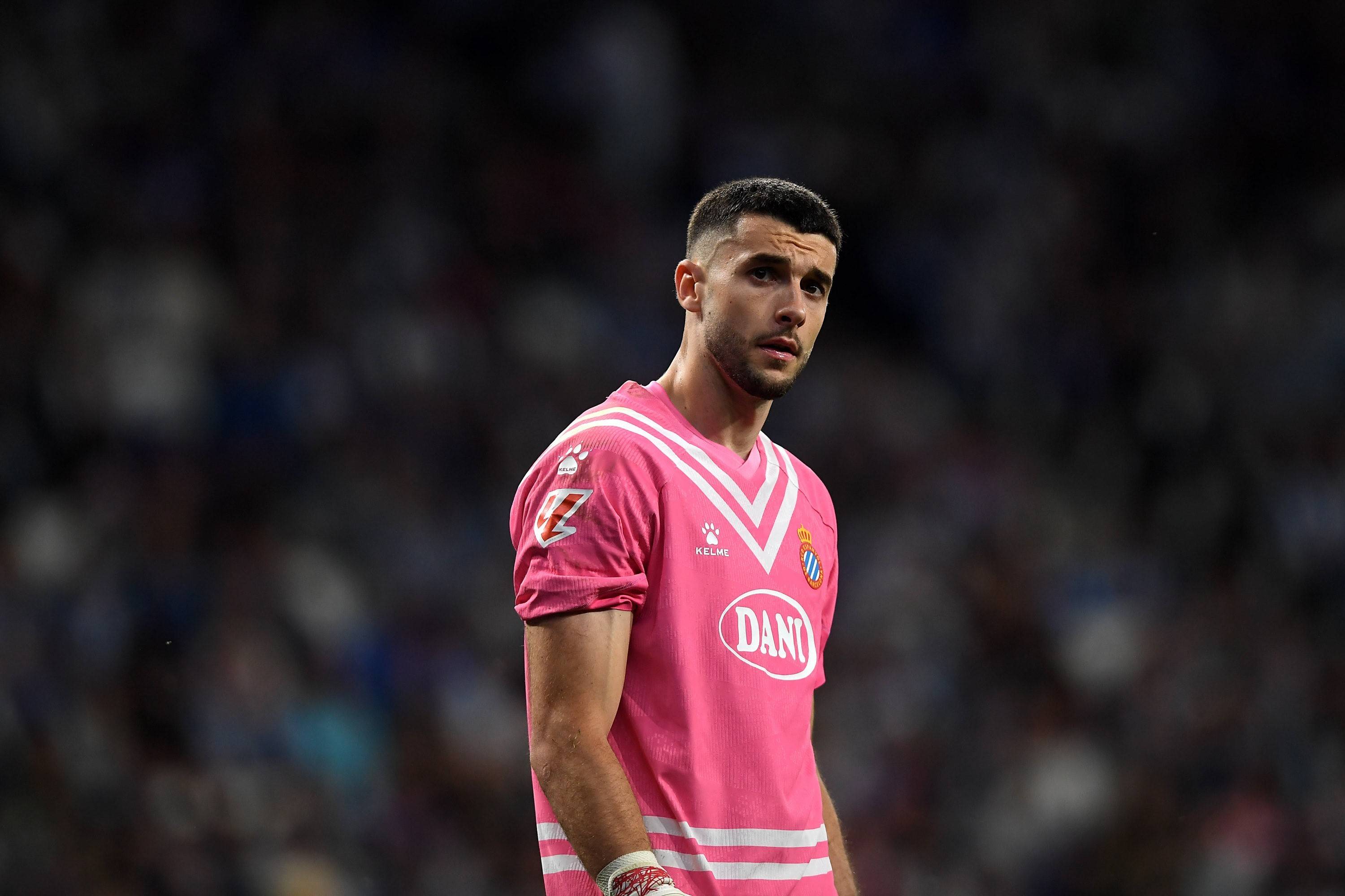 巴萨将签约西班牙人门将加西亚,球员代表已抵达巴萨体育城的简单介绍 第2张