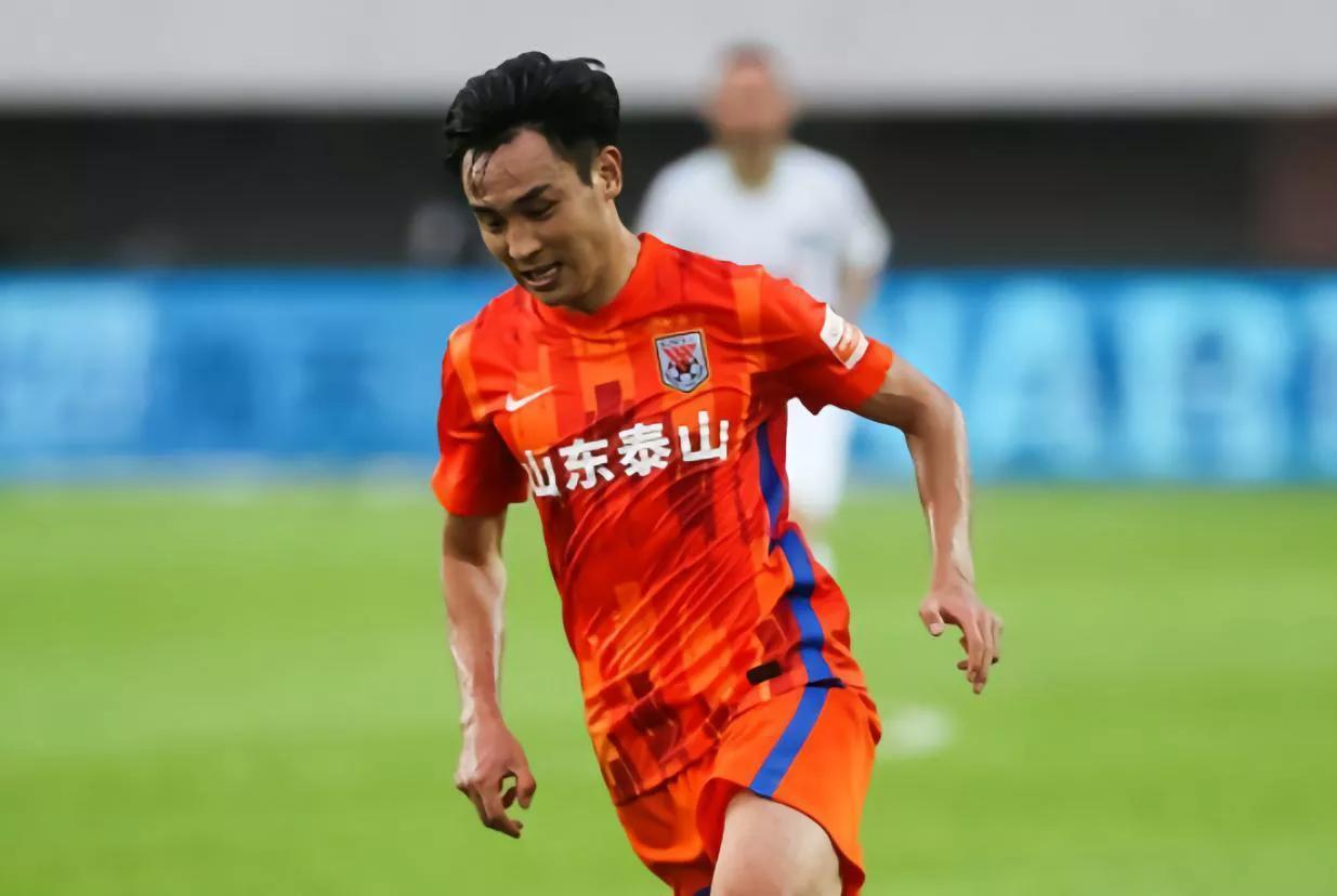 山东泰山21岁后卫杨瑞琦租借加盟梅州客家的简单介绍 第2张