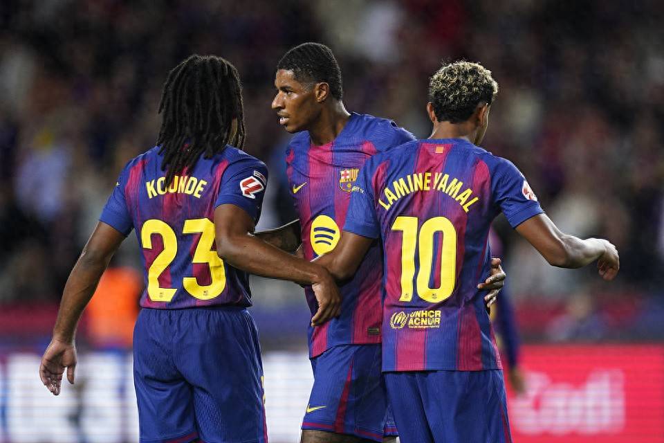 包含曝西班牙王牌自愿降薪加盟巴萨后者无力支付其转会费的词条