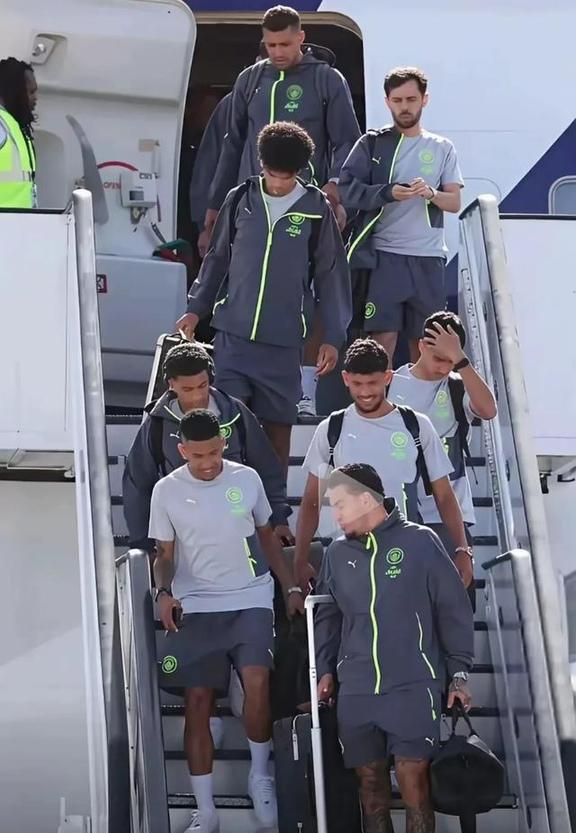 国足东亚杯行李超载引热议，球迷调侃像去代购的简单介绍