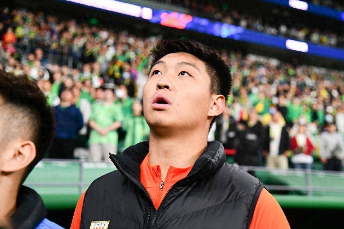 包含泰国联赛踢不了，回国踢野球！国足未来中锋，26岁提早退役？的词条