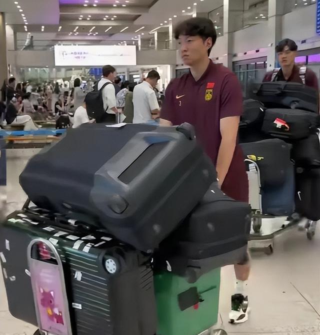 包含国足东亚杯行李超载引热议,球迷调侃像去代购的词条 第2张