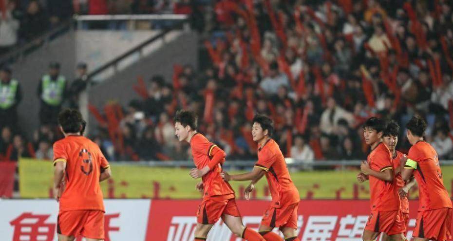 2-1！中国队久违绝杀，罕见压着打，庆祝如同夺冠，亚洲冠军垫底出局的简单介绍