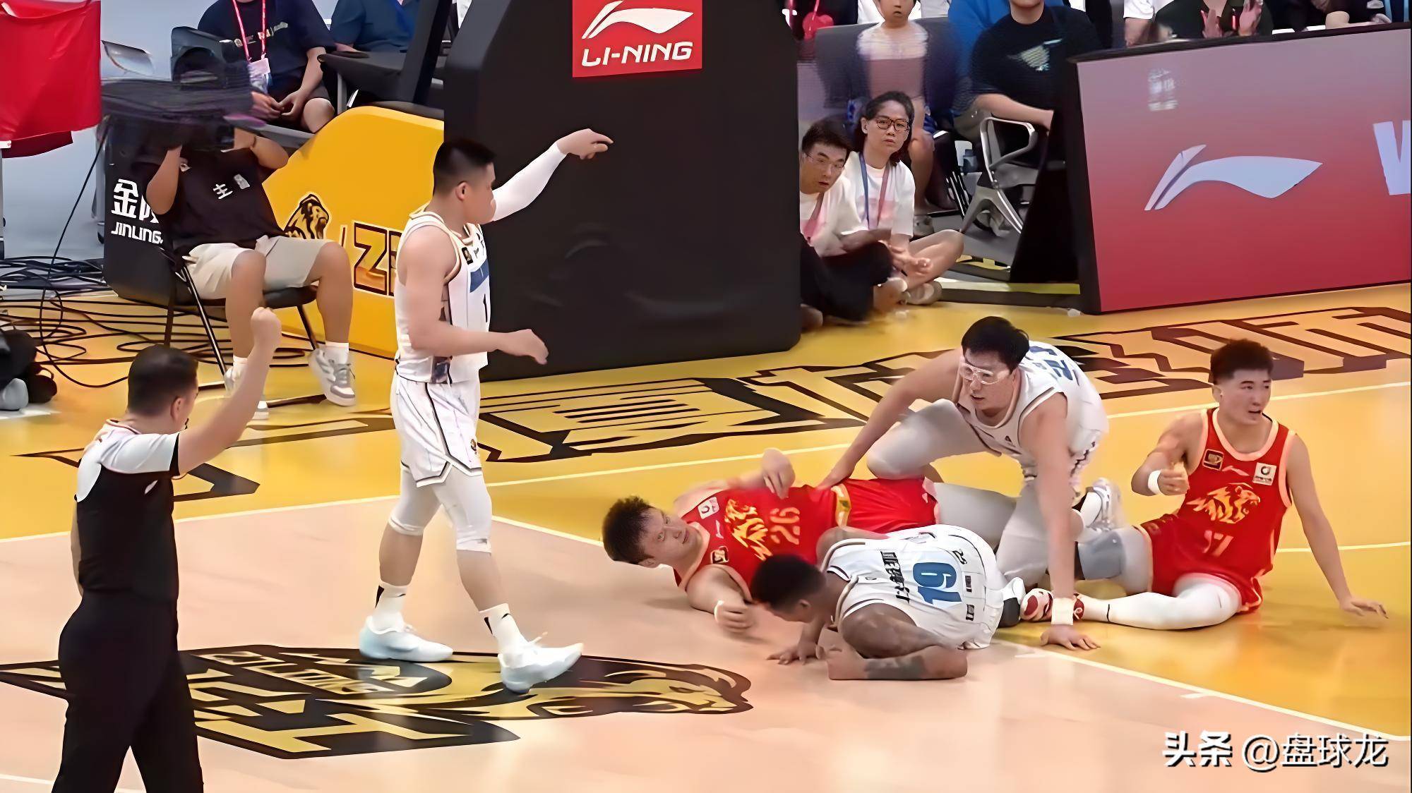孙铭徽赛后情绪失控，踢场地篮球