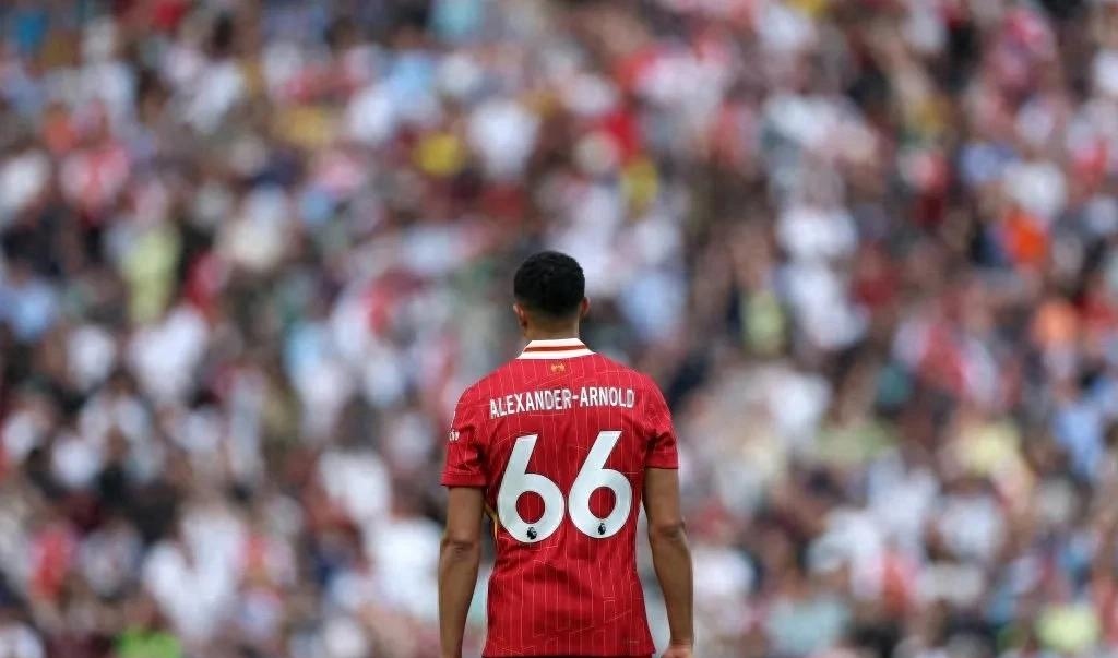 亚历山大-阿诺德深情致敬：足球场上的悲痛与团结的简单介绍