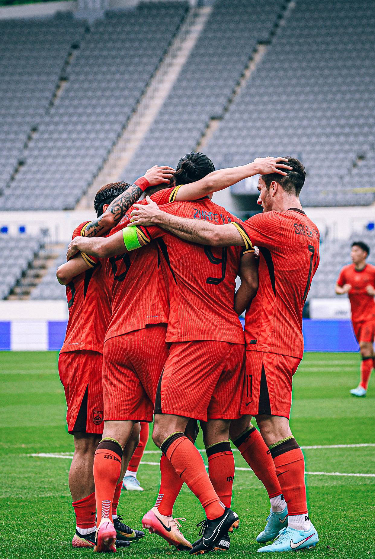 关于国足东亚杯首战出炉！重回双后腰战术，首发11人浮现的信息