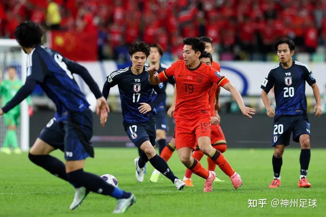 关于国足东亚杯首战出炉!重回双后腰战术,首发11人浮现的信息 第2张