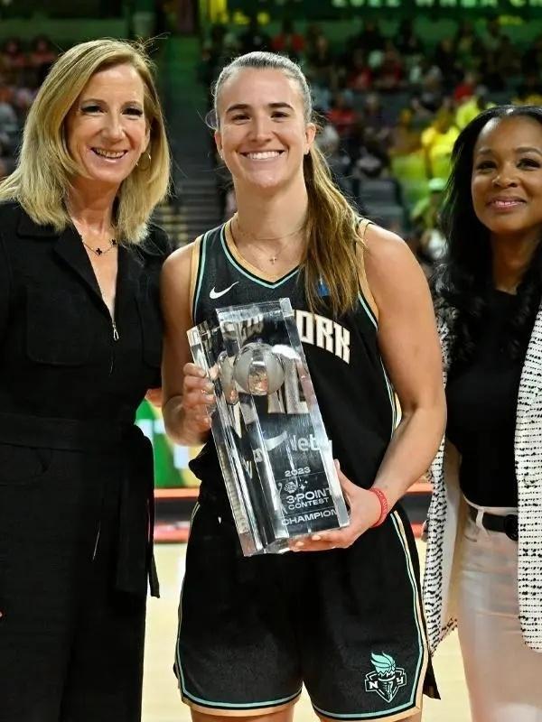 关于WNBA全明星分队:克拉克约内斯库同队主教练被交易的信息  第2张