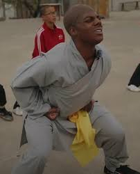 包含文班亚马“剃度出家”目前正在少林寺闭关修行的词条