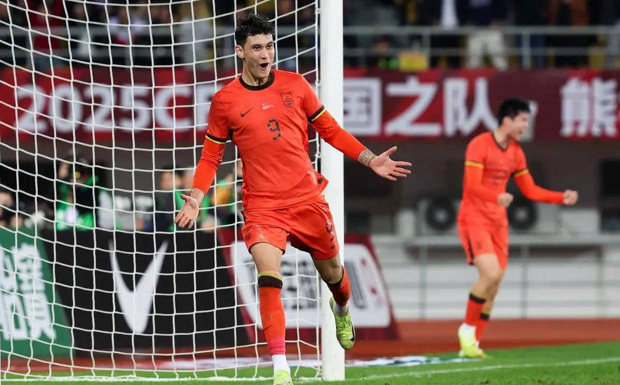 包含中国男足逆转亚洲冠军，球迷沸腾了，下轮能否战胜韩国的词条