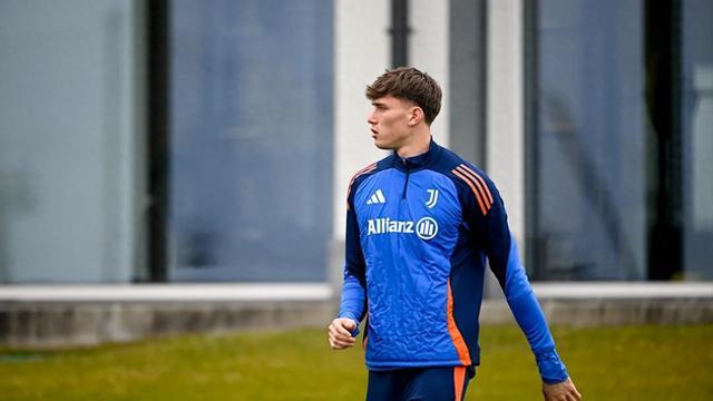 官方：尤文图斯与22岁后卫萨沃纳续约至2030年