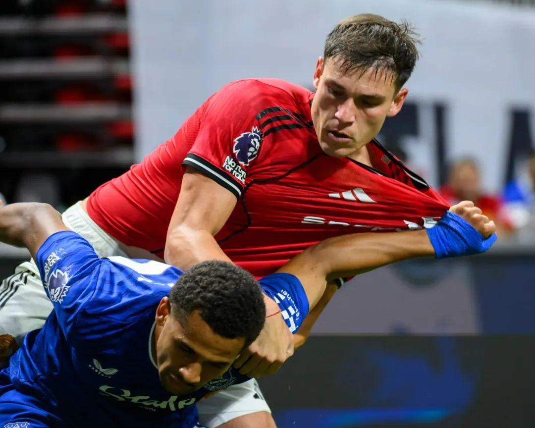 无奈！曼联盯上免签中锋，延长两人归队时间，无的简单介绍