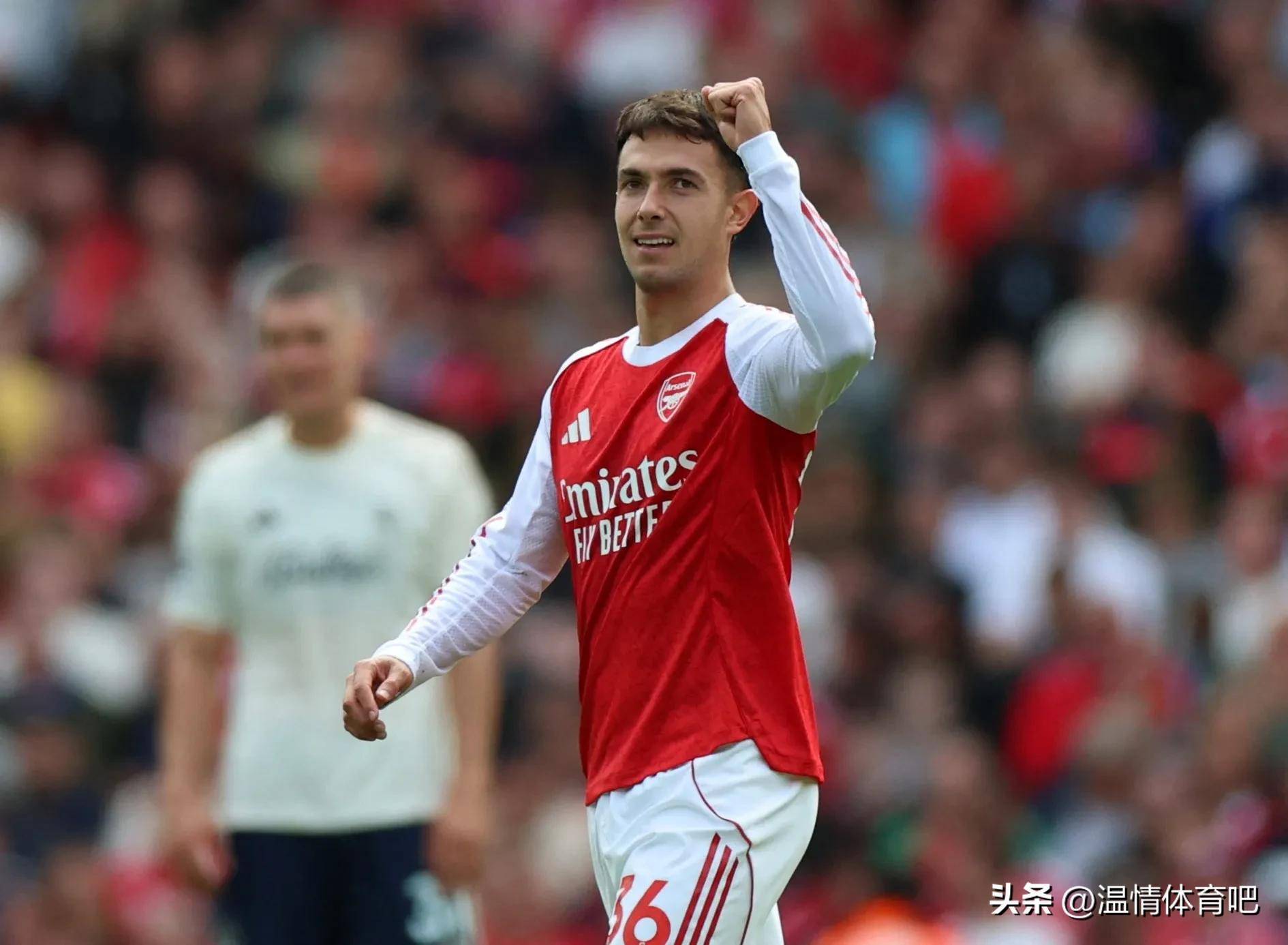 包含欧冠赛前，阿森纳为去世的青训球员比利-维加进的词条