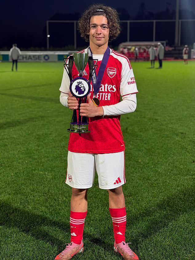 包含欧冠赛前，阿森纳为去世的青训球员比利-维加进的词条