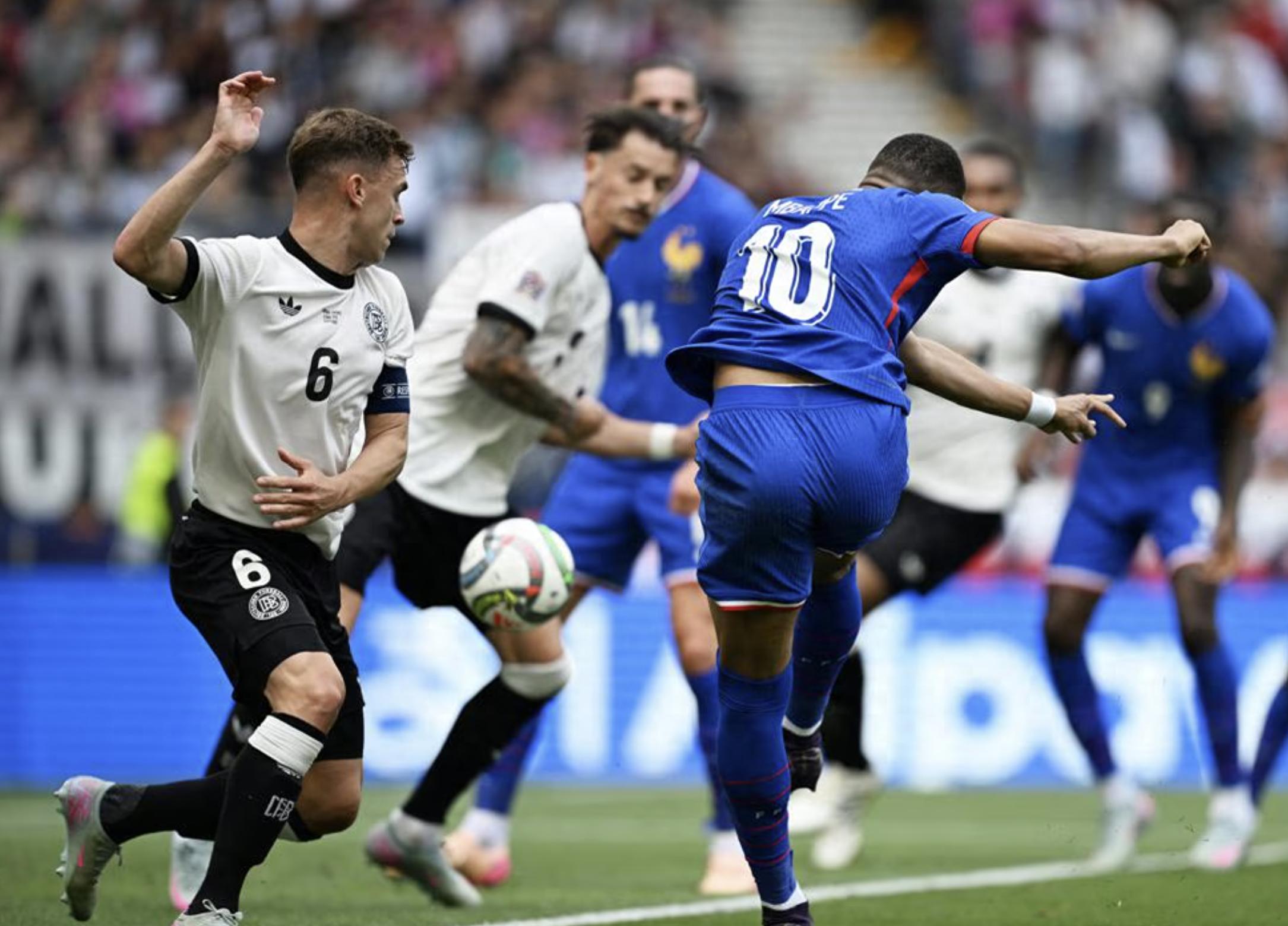 4次扑点6冠加身!俄罗斯门将封神之作:巴黎全队致敬英雄的简单介绍 4次扑点6冠加身!俄罗斯门将封神之作:巴黎全队致敬英雄的简单介绍