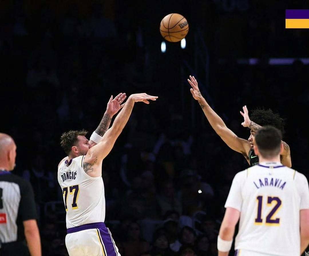 逆转，湖人10胜联盟唯一！东契奇45+5乔治34+8，老詹2的简单介绍