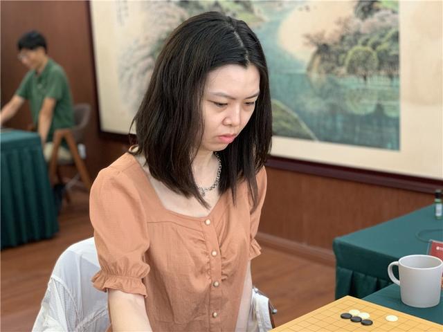 关于中国女子围棋名人战：周泓余夺得“名人”头衔的信息