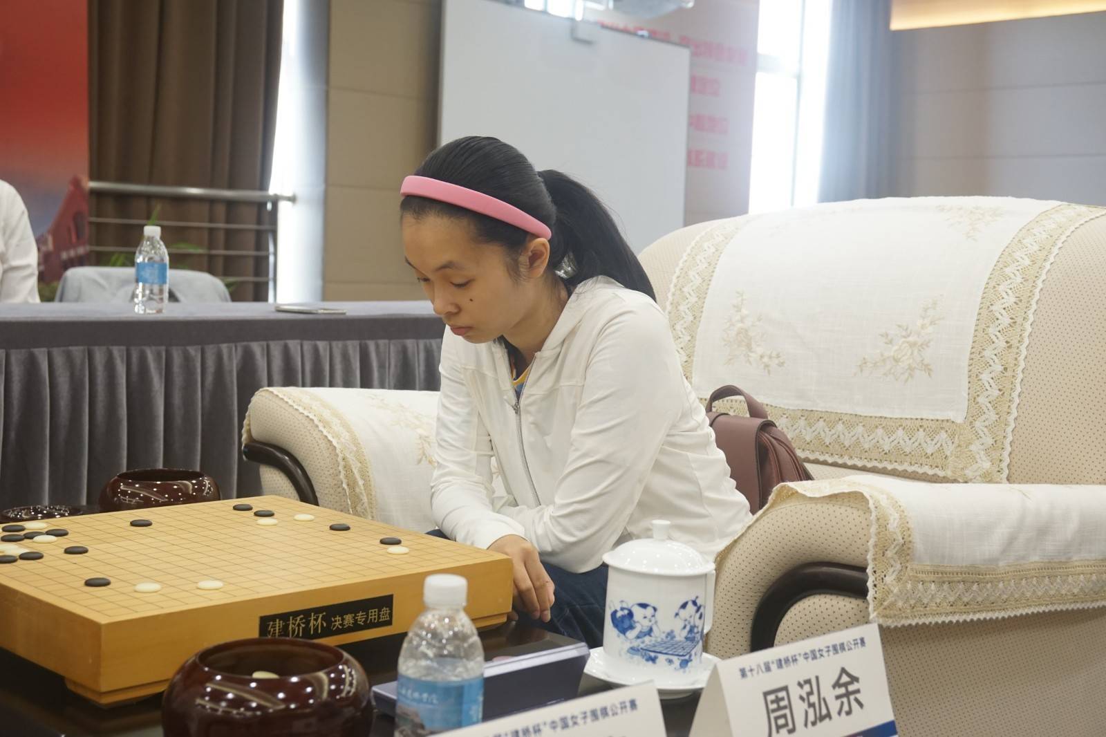 关于中国女子围棋名人战：周泓余夺得“名人”头衔的信息
