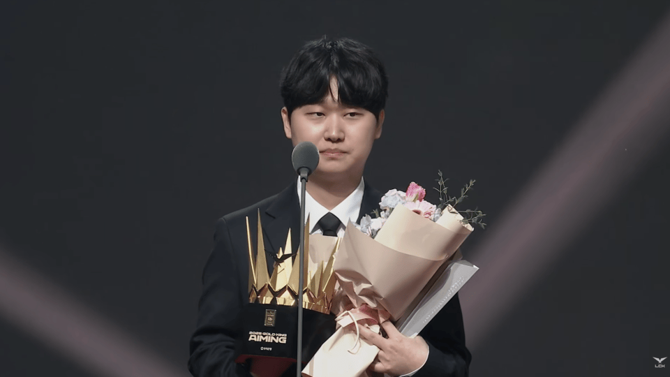 逆天！LCK颁奖Faker无缘奖项，LPL解说炮轰开骂直播间差点被封的简单介绍