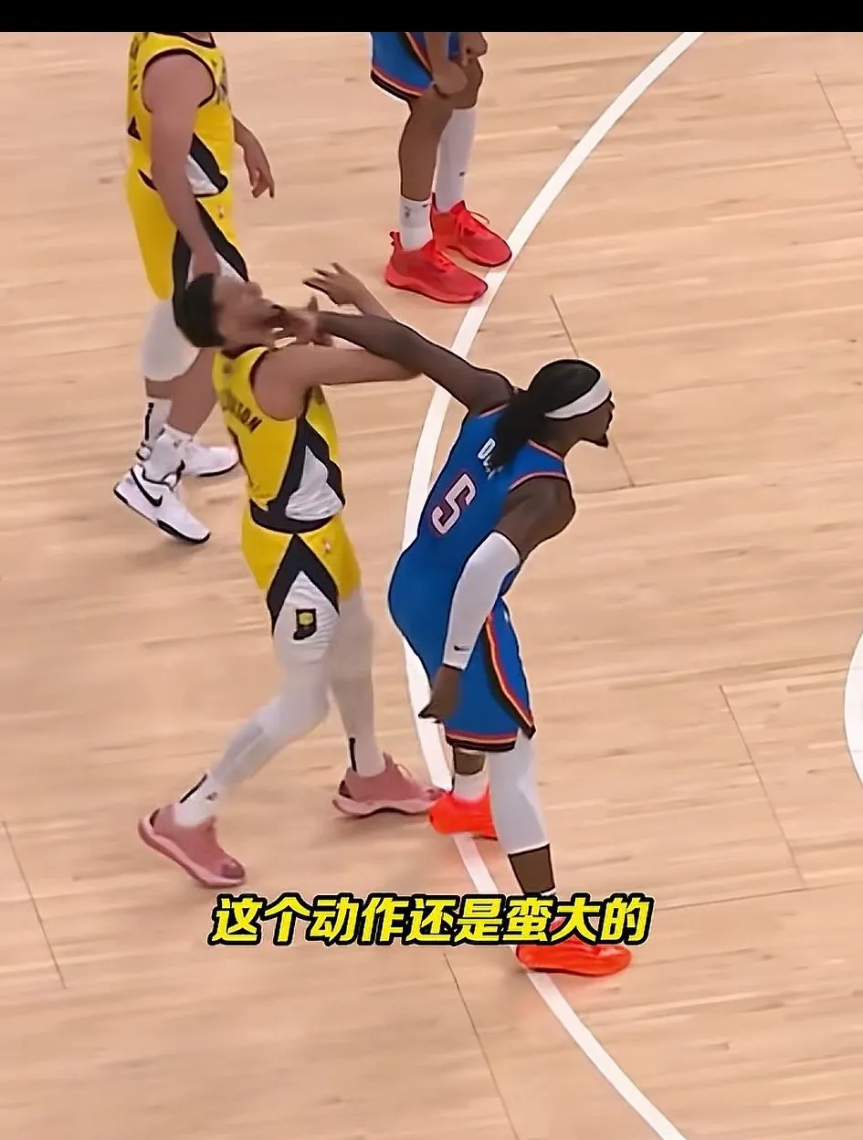 詹姆斯：裁判本场的吹罚毫无一致性可言，就是如此的简单介绍