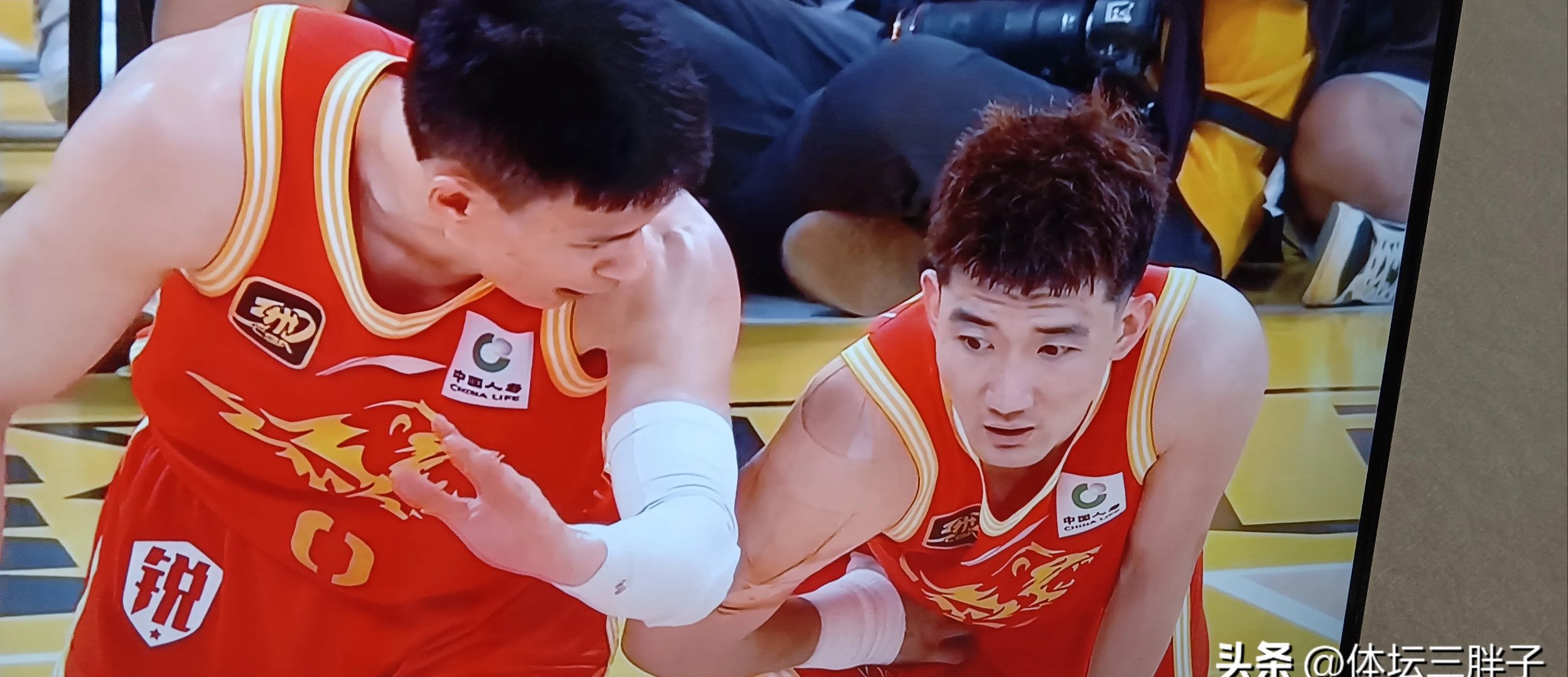 胡金秋18+4布朗狂轰41分浙江广厦主场击败上海的简单介绍