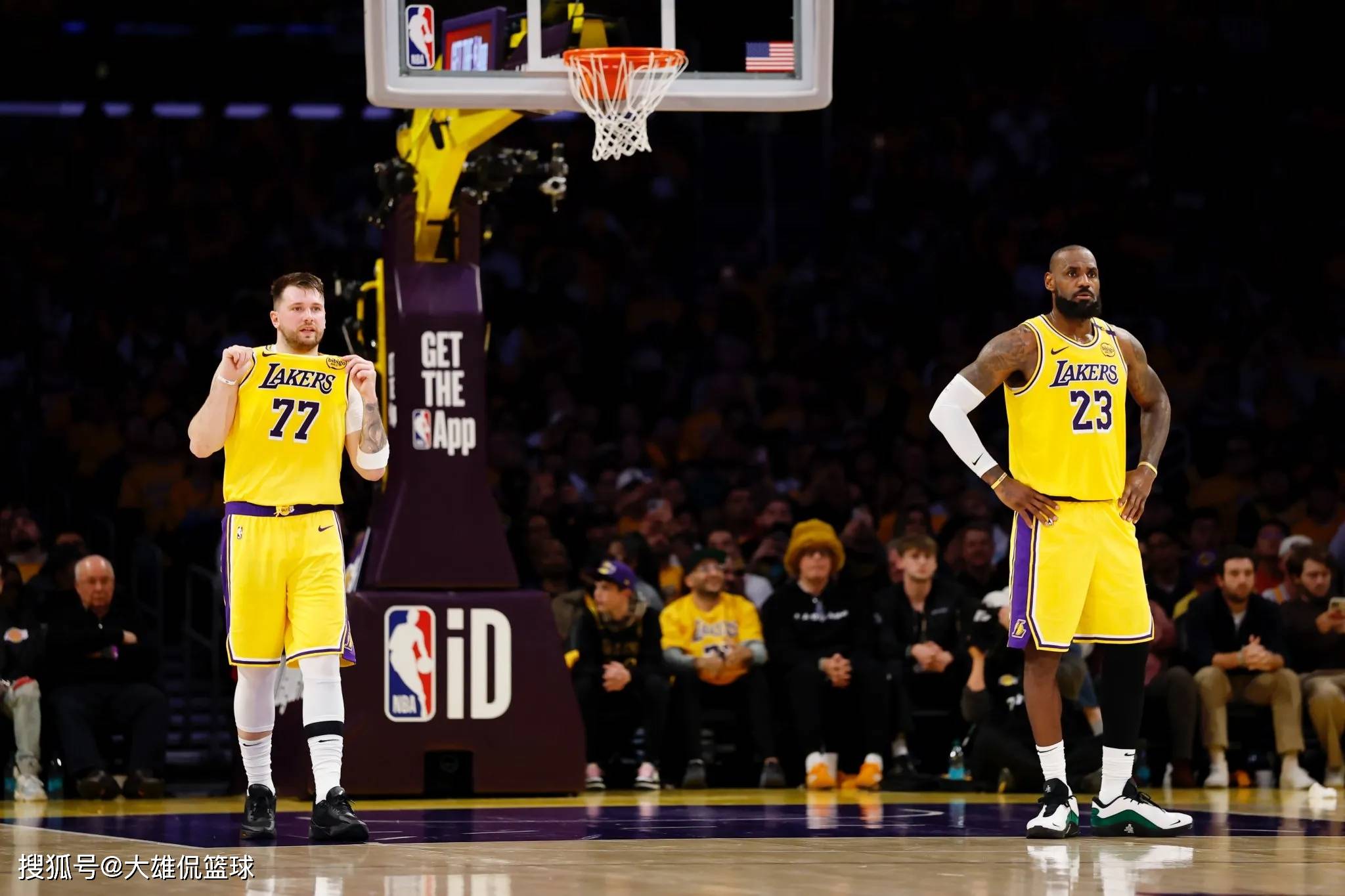 包含詹姆斯首秀11+12东契奇37+10湖人5人上双逆转爵士的词条