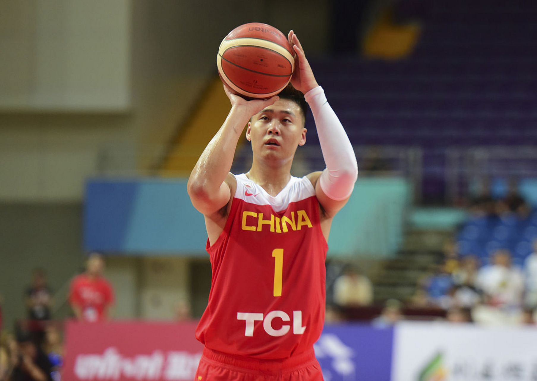 包含北京男篮赵睿笑容满面归队朱彦西将退役转型的词条