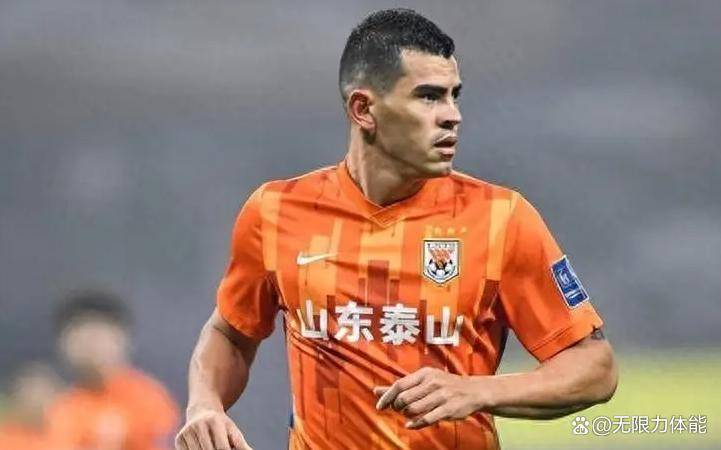 包含正式山东泰山功勋后卫宣布退役，俱乐部曾花费7000万引进的词条