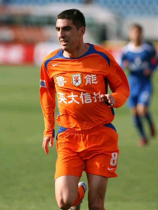 包含正式山东泰山功勋后卫宣布退役，俱乐部曾花费7000万引进的词条