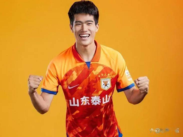 正式山东泰山功勋后卫宣布退役，俱乐部曾花费7000万引进的简单介绍