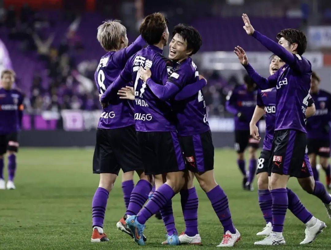 包含海港逼平广岛三箭，32岁前国脚表现低迷，成为球队担忧的词条