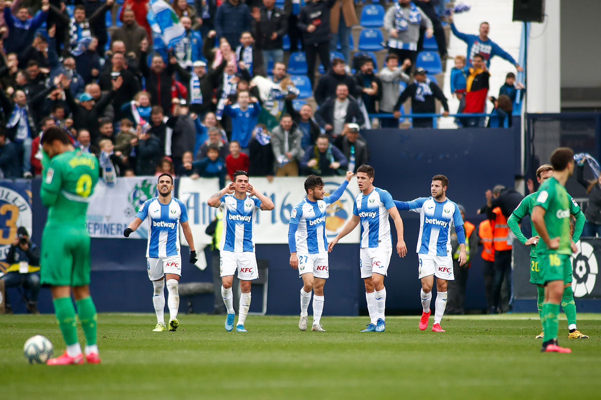 今日足球：比利亚雷亚尔vs巴塞罗那赫罗纳vs马德里竞技的简单介绍