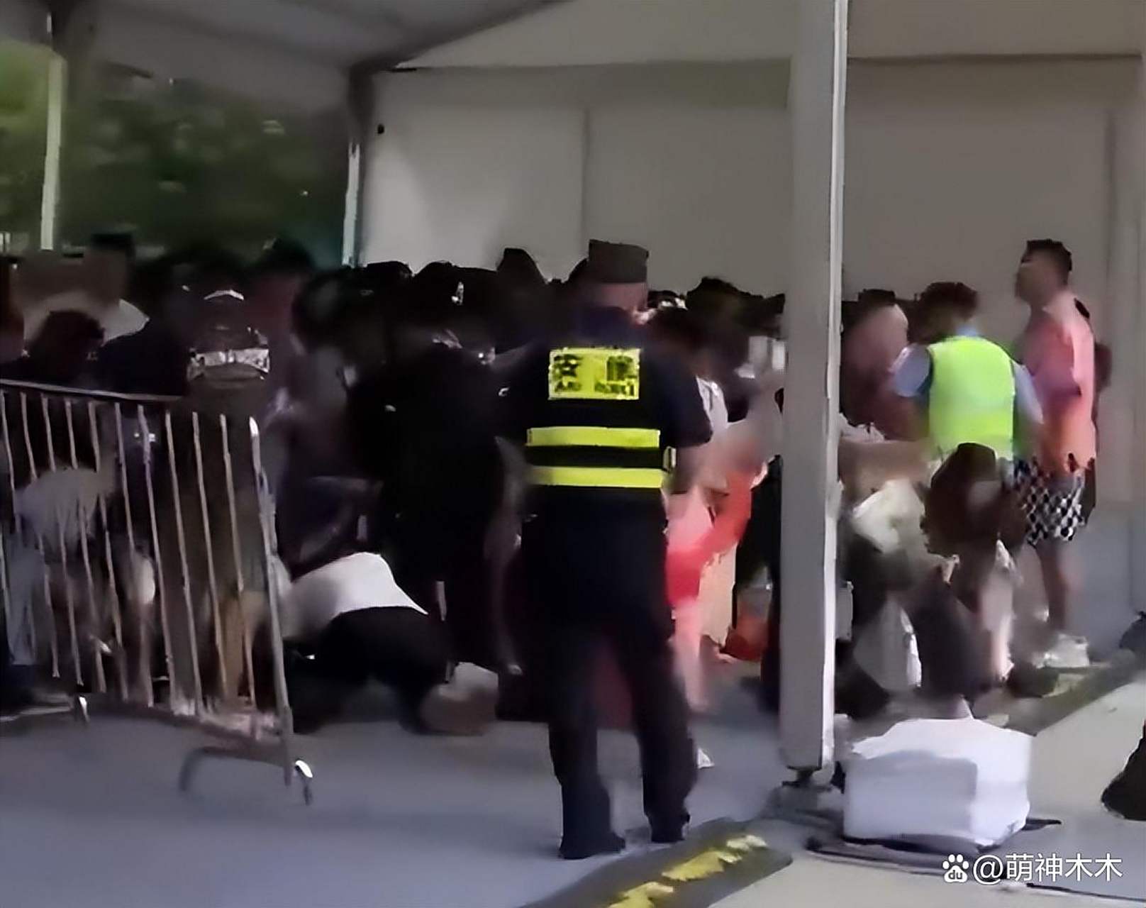 关于欧冠混乱现场！15万人抢2万张票球场挤爆女员的信息