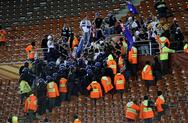 欧冠混乱现场！15万人抢2万张票球场挤爆女员的简单介绍