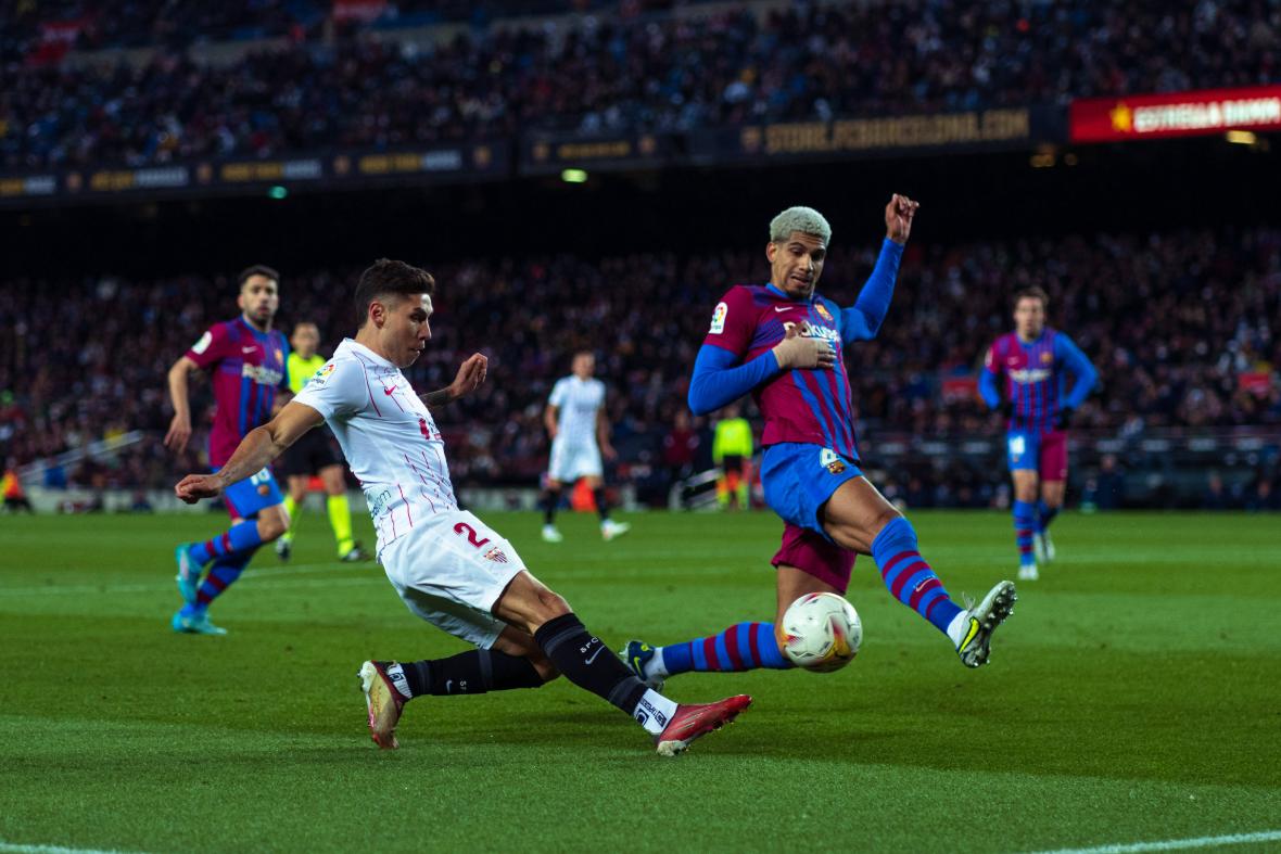 包含没修好！巴萨向欧足联申请欧冠首轮客场的词条