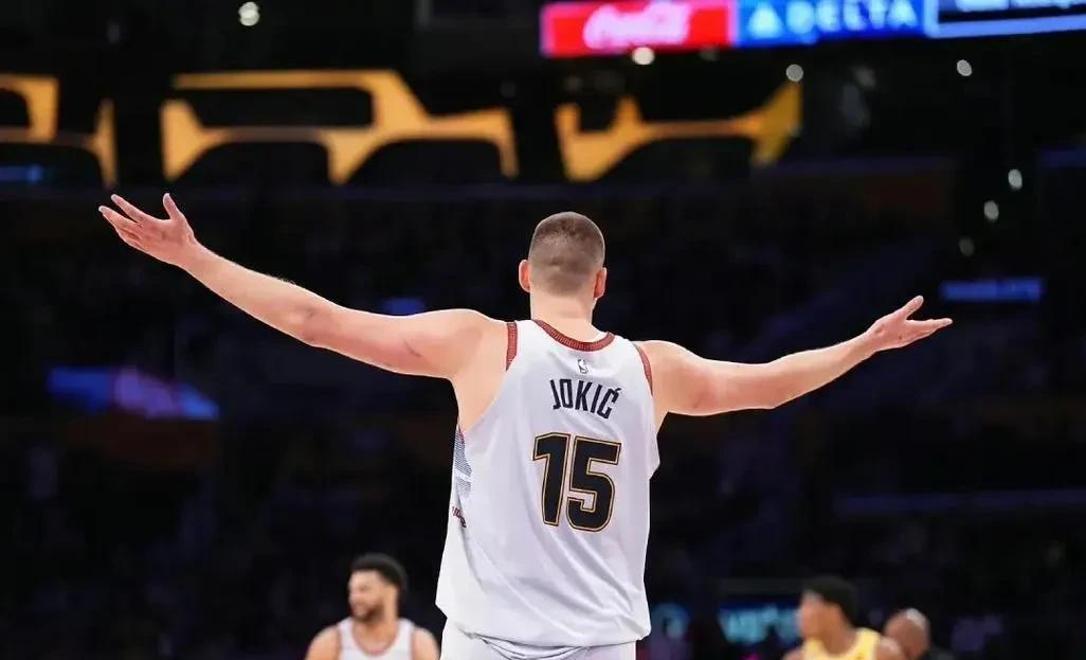 约老师上线了！约基奇玩NBA2K时使用掘金对战森林狼