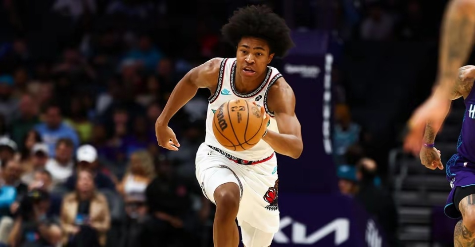 关于新秀一阵！灰熊官方晒照祝杰伦-韦尔斯22岁生日快乐🐻的信息