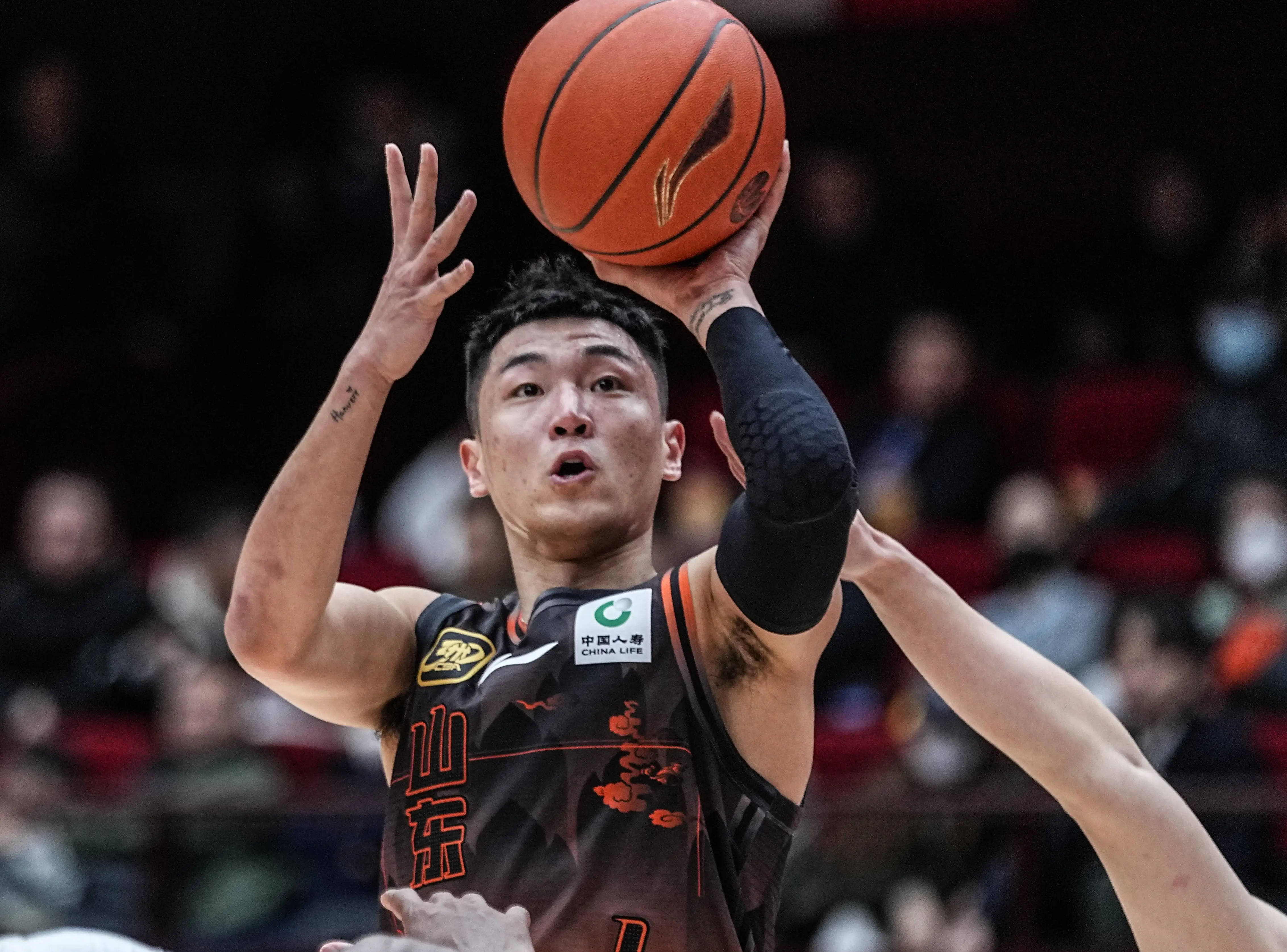 完爆高诗岩！徐杰末节砍11分他把广东男篮扛在肩上的简单介绍
