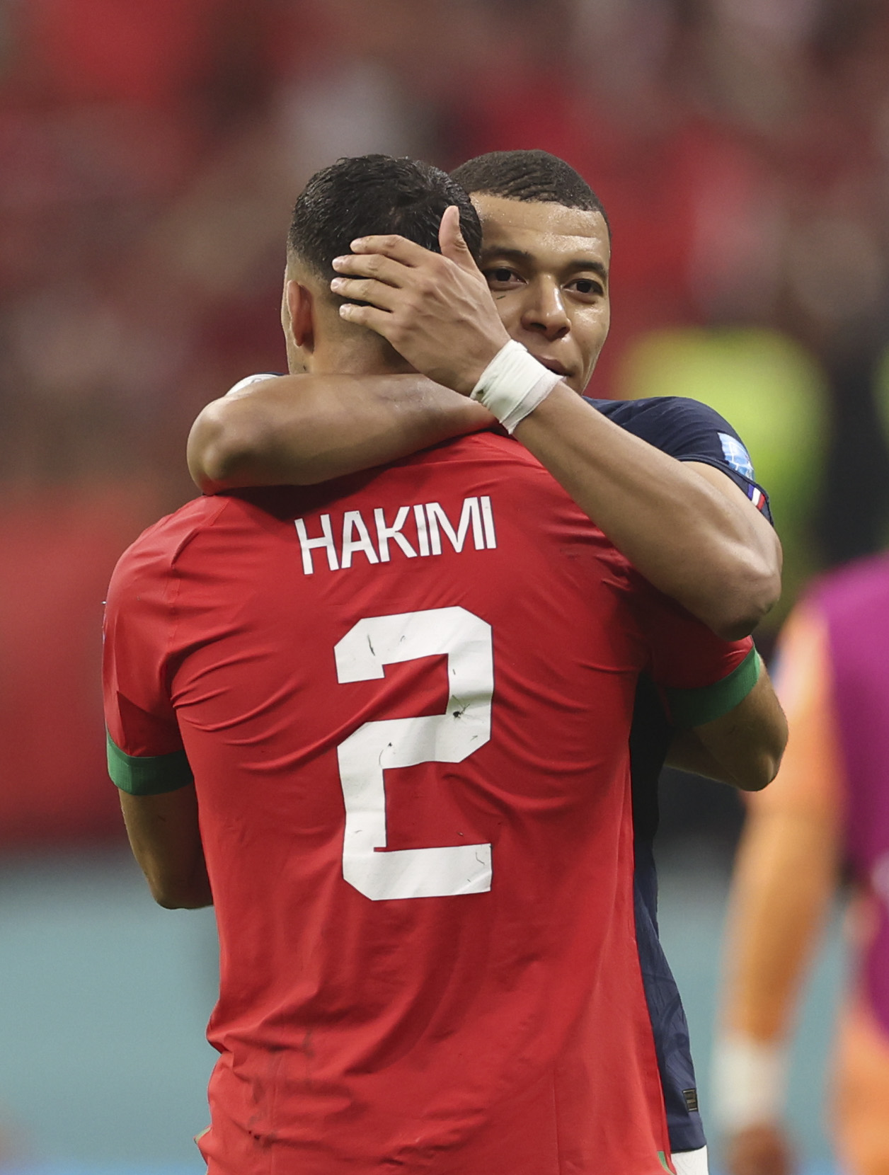 好兄弟，姆巴佩身穿阿什拉夫的球衣现场观看摩洛哥比赛的简单介绍