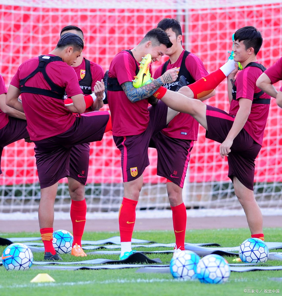 东亚足球锦标赛中国男足不敌日本队