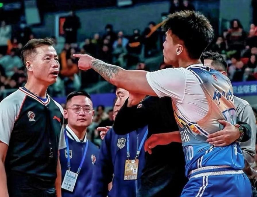 包含赵睿怒喷媒体:我是不应该出现在这个世界上?的词条