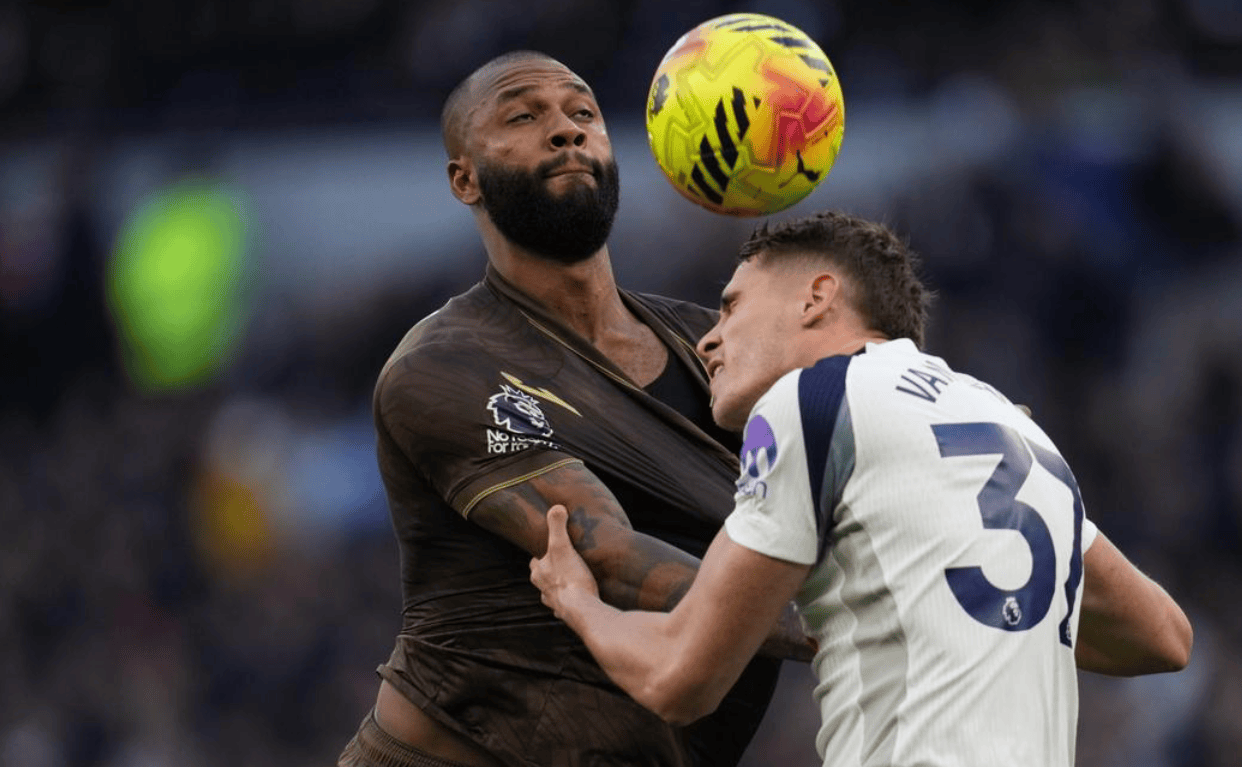 包含英超黑马掉链子，丢掉2分，只落后曼联1分，距离欧冠区4分的词条