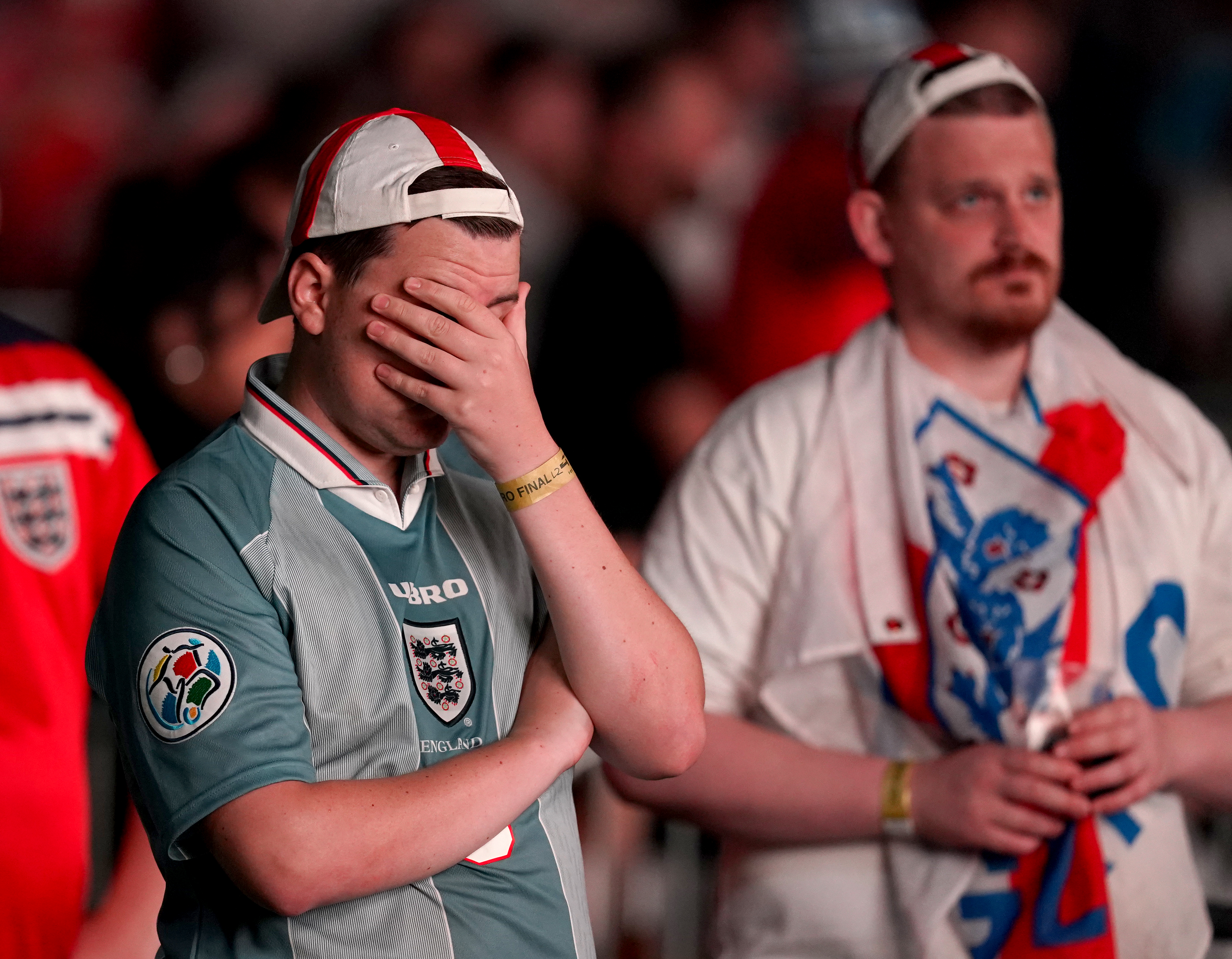 关于慕尼黑1860球迷与奥格斯堡球迷斗殴，大约的信息