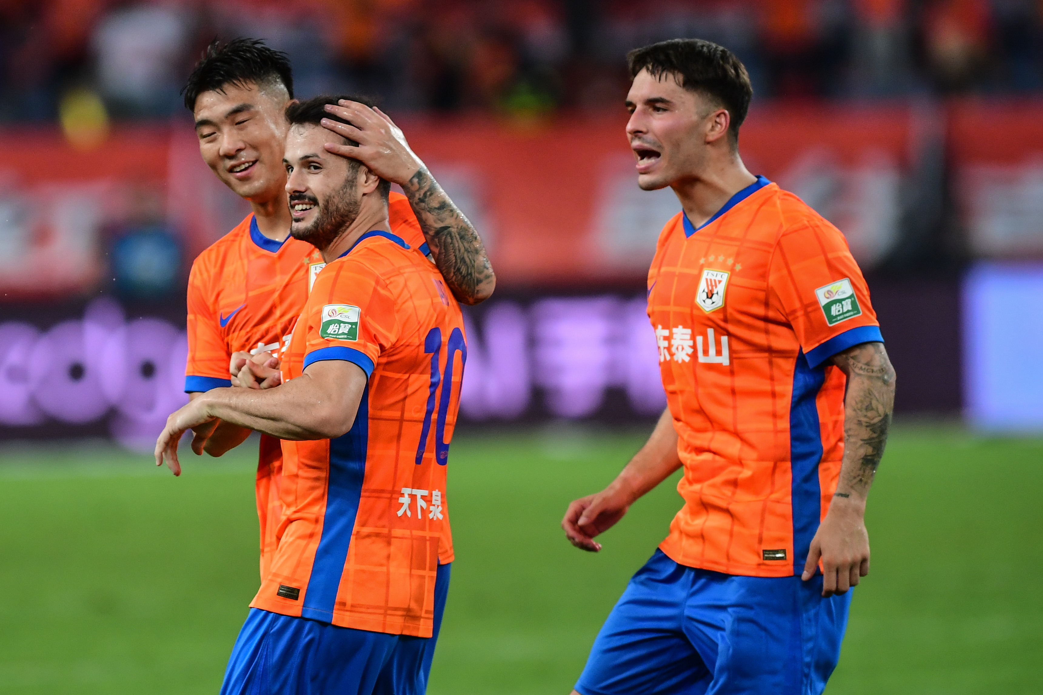 中超转会风向标：泰山队转会市场静悄悄，上海双雄重要球员离队！的简单介绍