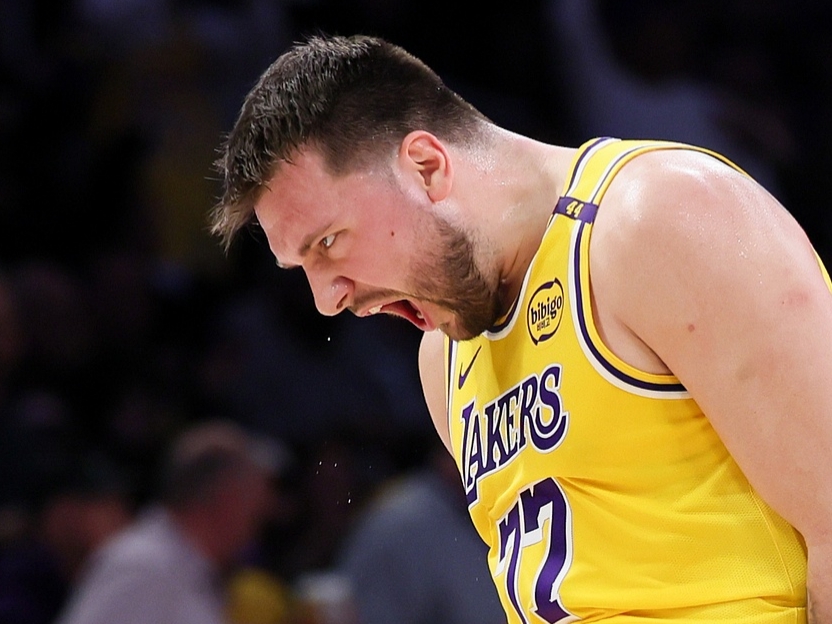 史密斯淡化了东契奇休赛期体型变化，并质疑其对湖人队的的简单介绍