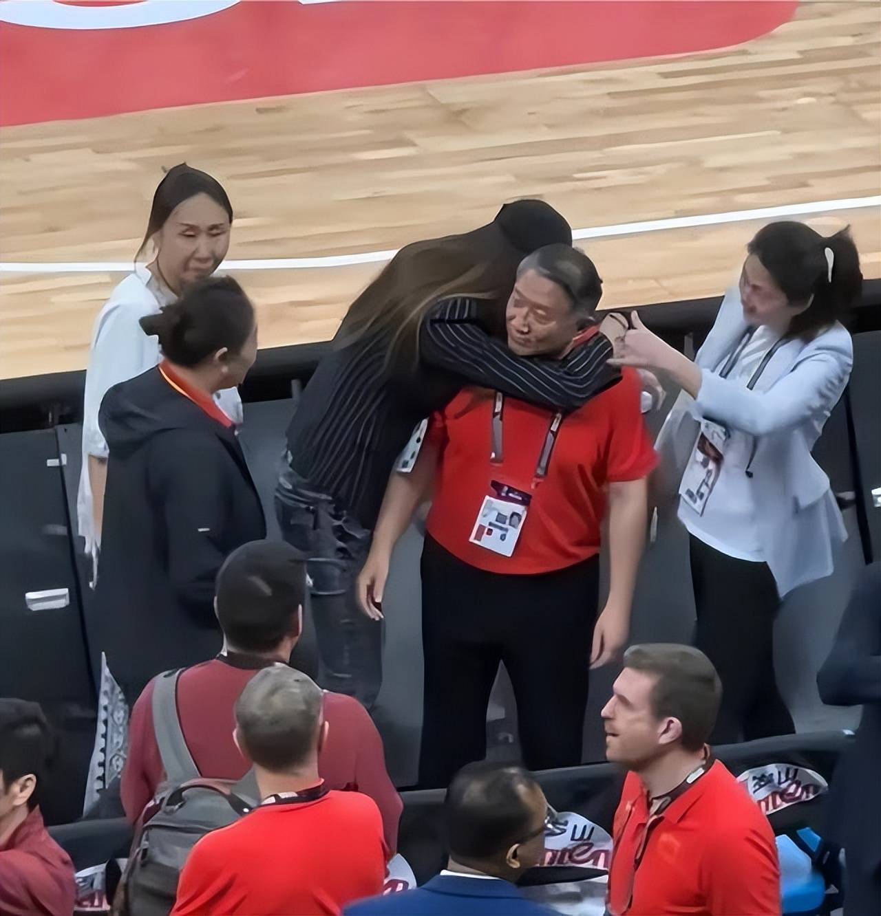 关于08奥运成员助阵女篮苗立杰隋菲菲卞兰同框的信息